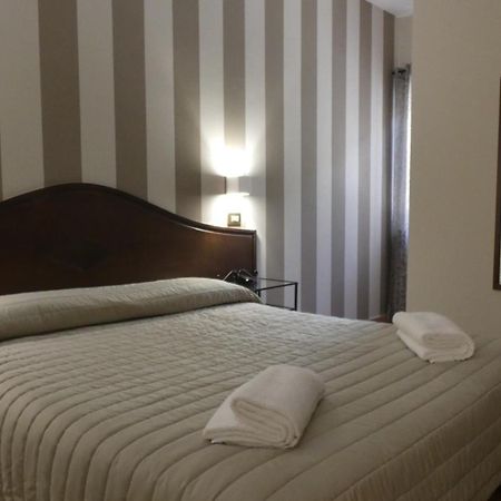 Hotel Piscina La Suite Prossedi Экстерьер фото