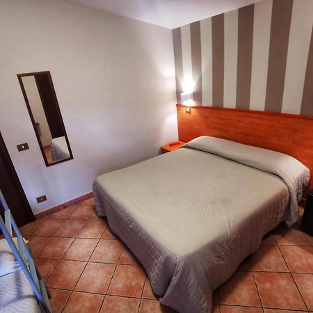Hotel Piscina La Suite Prossedi Экстерьер фото