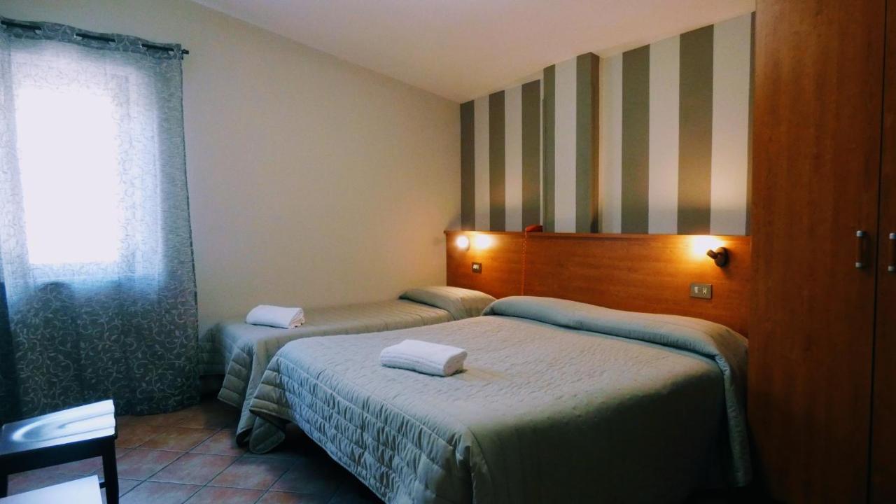 Hotel Piscina La Suite Prossedi Экстерьер фото