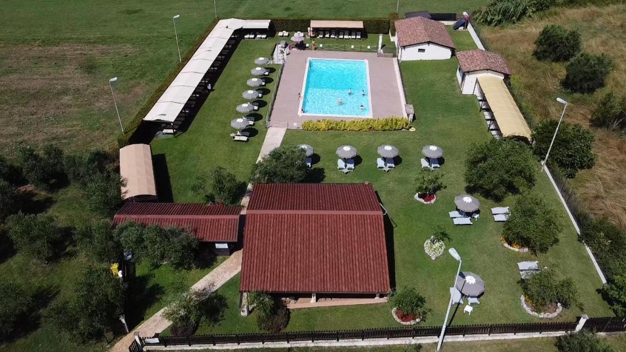 Hotel Piscina La Suite Prossedi Экстерьер фото